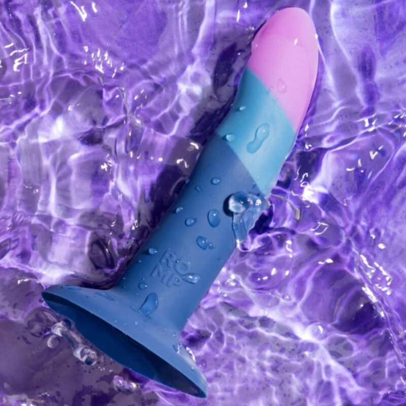 ROMP - PICCOLO GODEMICHET EN SILICONE AVEC VENTOUSE TRICOLORE 14 CM